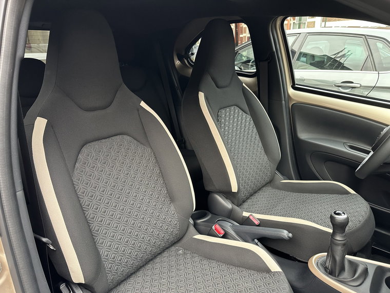 Vehicle Image 25