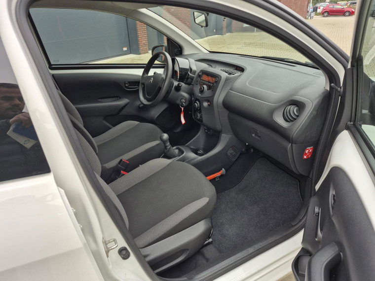 Vehicle Image 12