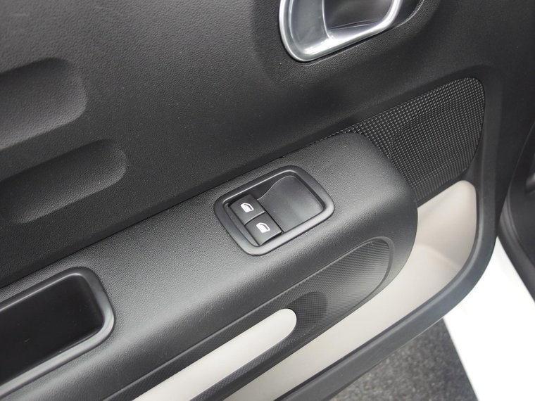 Vehicle Image 25