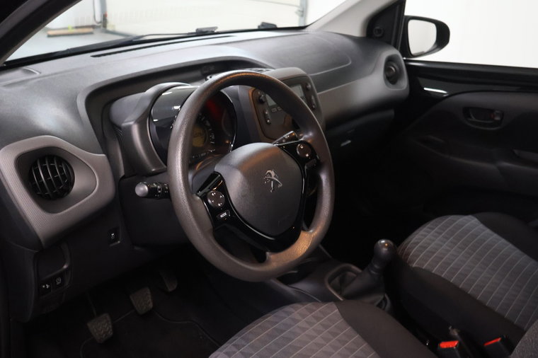 Vehicle Image 12