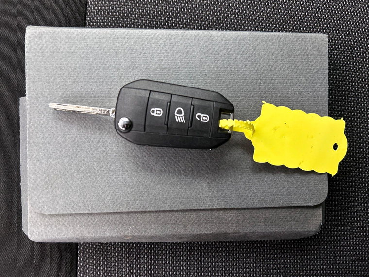 Vehicle Image 25