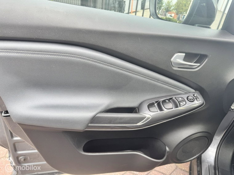 Vehicle Image 32