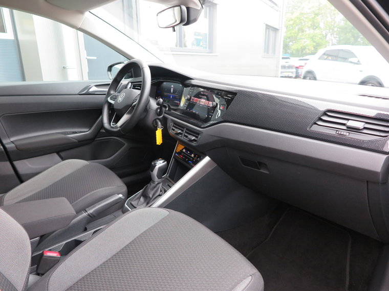 Vehicle Image 25