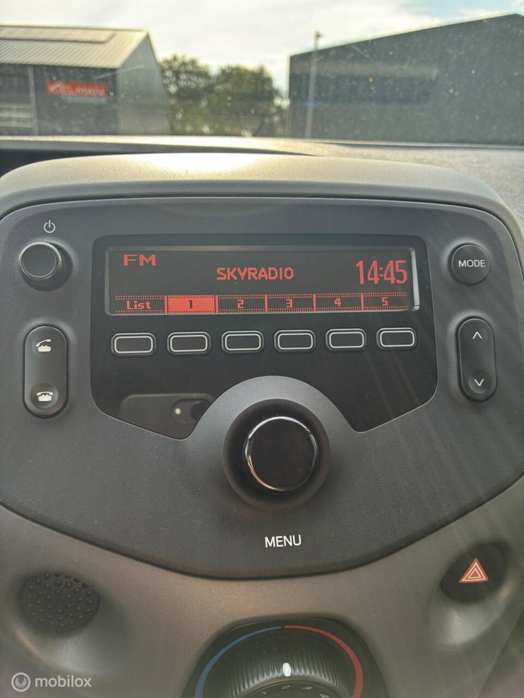 Vehicle Image 25