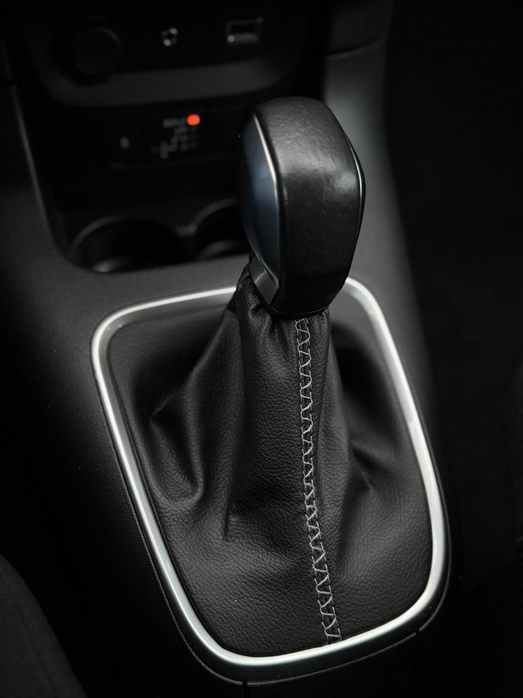 Vehicle Image 25