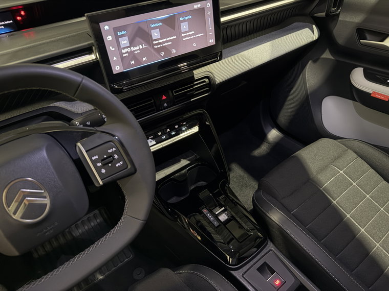 Vehicle Image 25