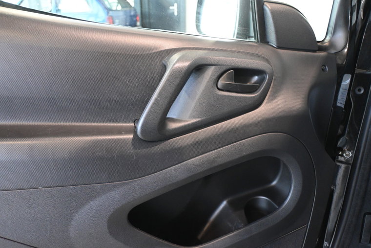 Vehicle Image 32