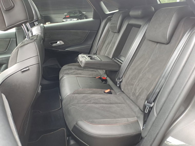 Vehicle Image 32