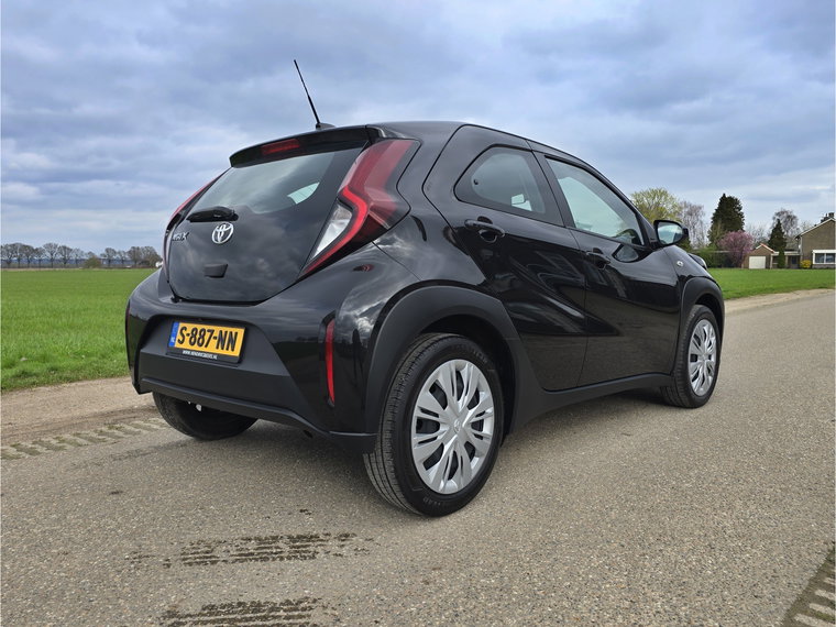 Vehicle Image 6
