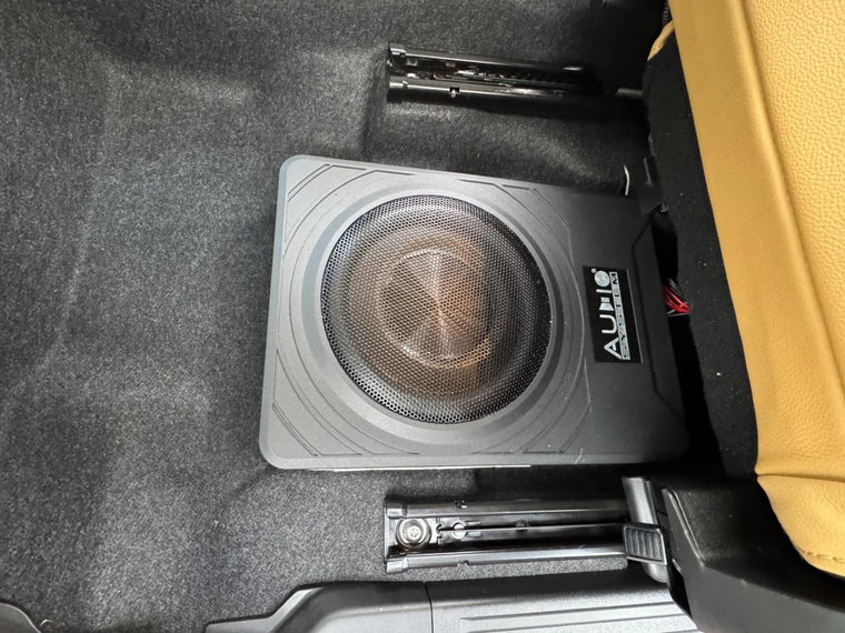 Vehicle Image 32