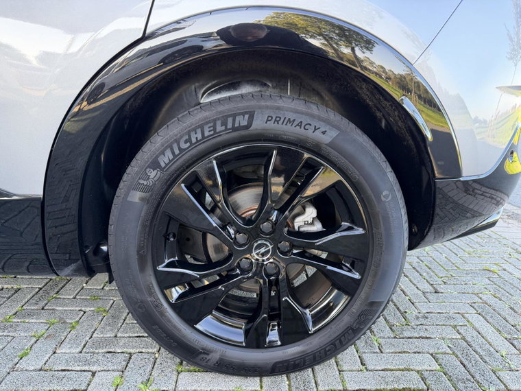 Vehicle Image 25