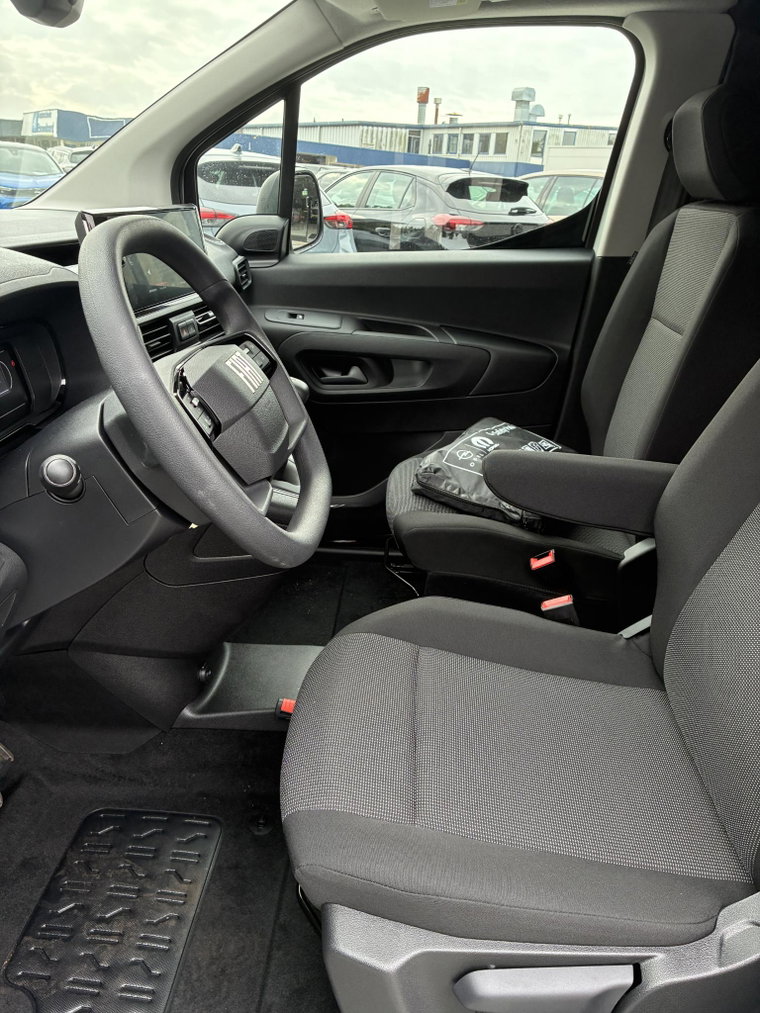 Vehicle Image 32