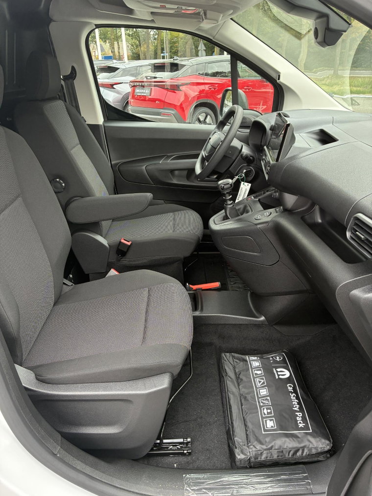 Vehicle Image 38