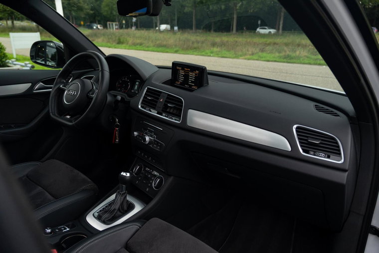 Vehicle Image 25