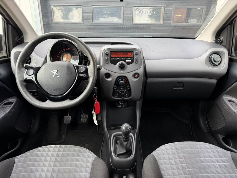 Vehicle Image 25