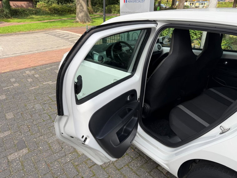 Vehicle Image 26