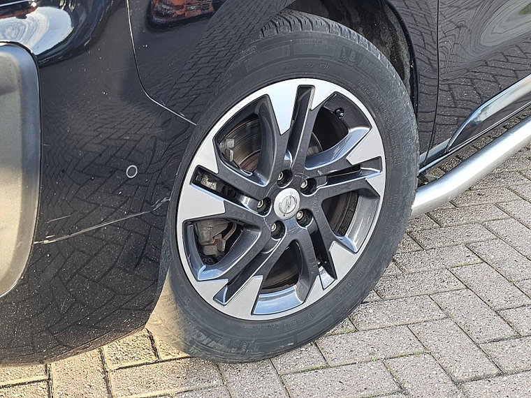 Vehicle Image 16