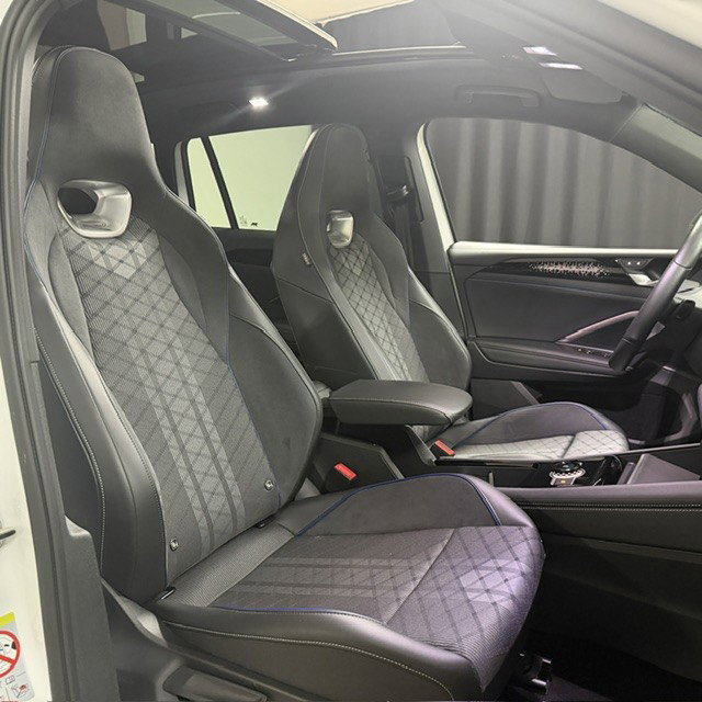 Vehicle Image 12