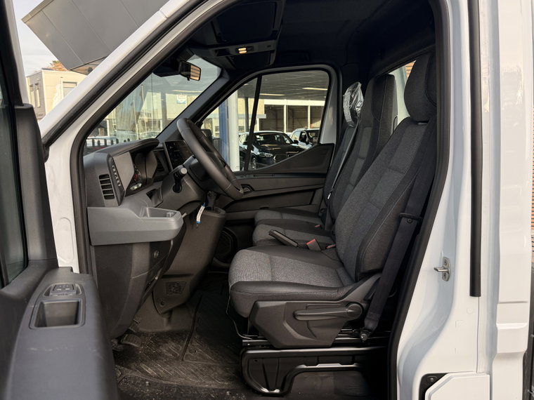 Vehicle Image 32