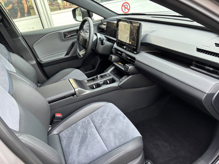 Vehicle Image 25
