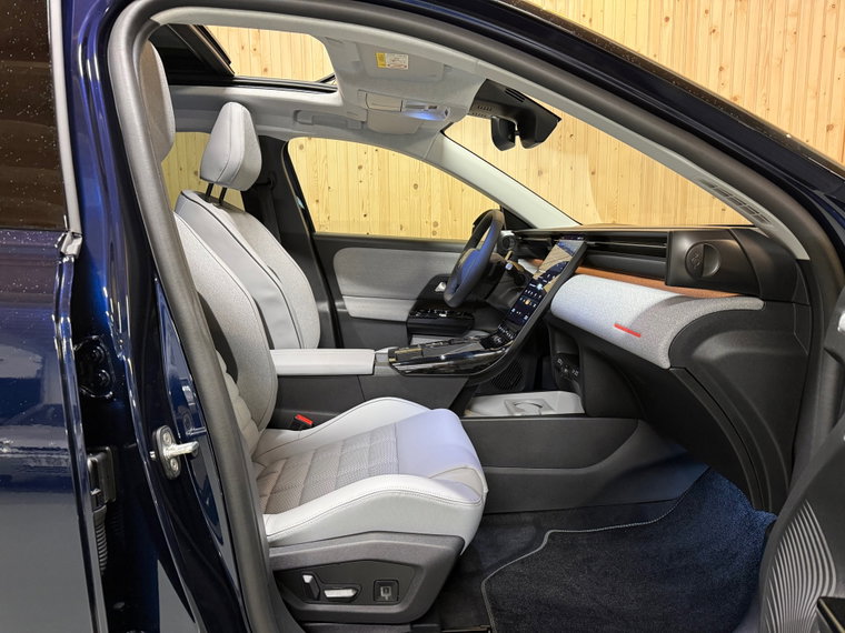 Vehicle Image 32