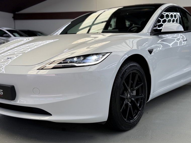 Vehicle Image 32