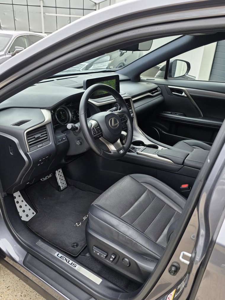 Vehicle Image 9