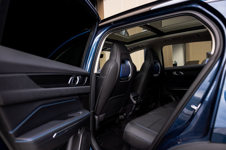 Vehicle Image 6