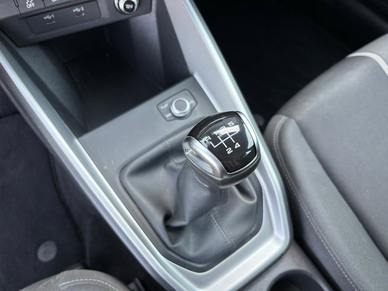 Vehicle Image 25