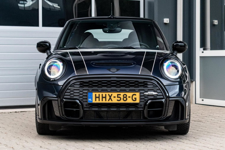 Vehicle Image 32