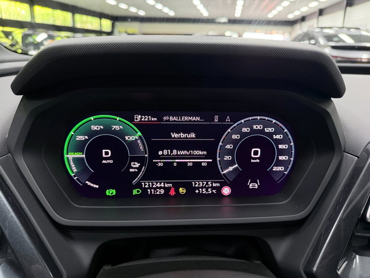 Vehicle Image 32