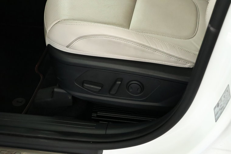 Vehicle Image 23