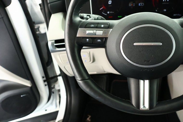 Vehicle Image 25