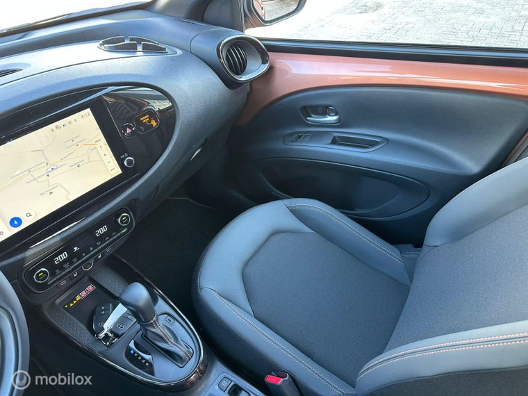 Vehicle Image 16