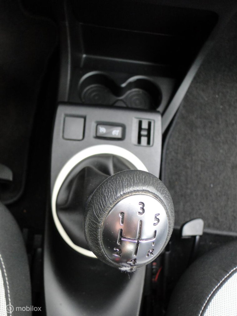 Vehicle Image 25