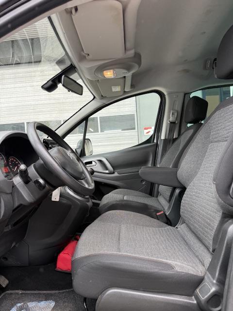 Vehicle Image 25