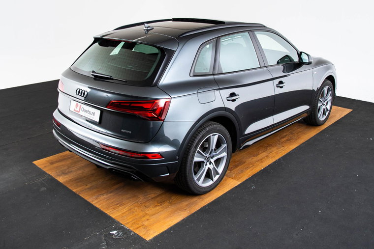 Vehicle Image 12