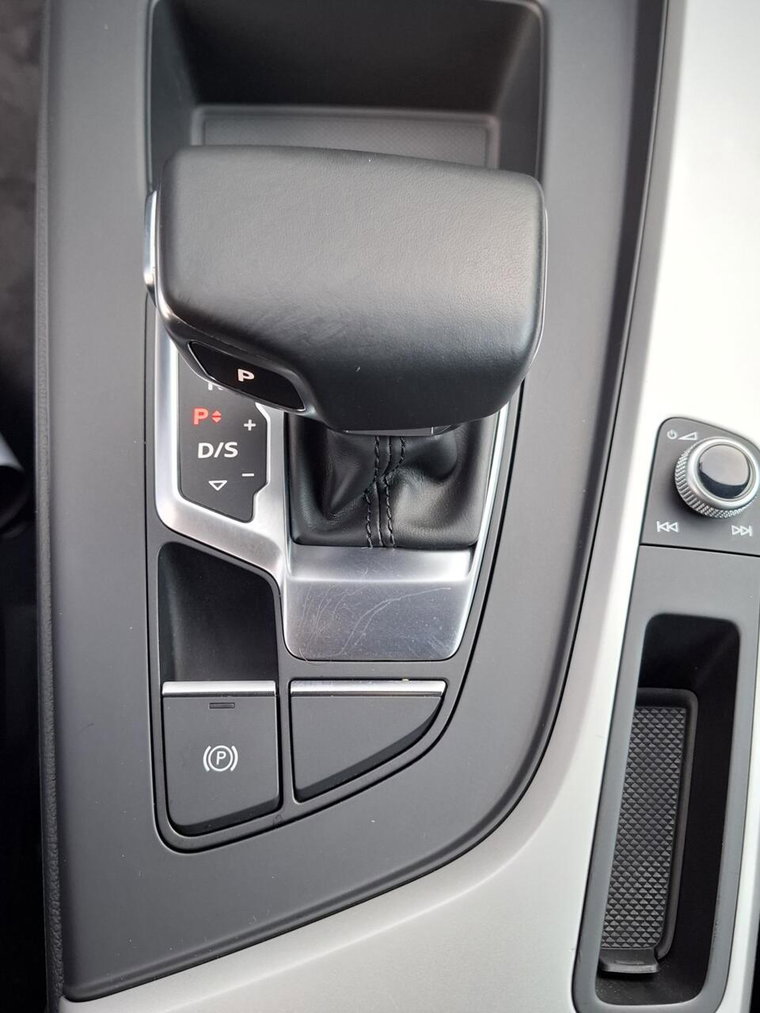 Vehicle Image 25