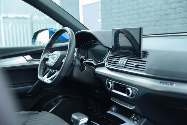 Vehicle Image 12