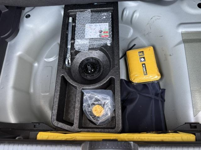 Vehicle Image 25