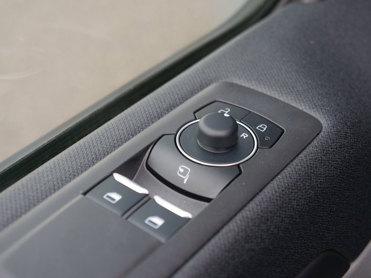 Vehicle Image 25