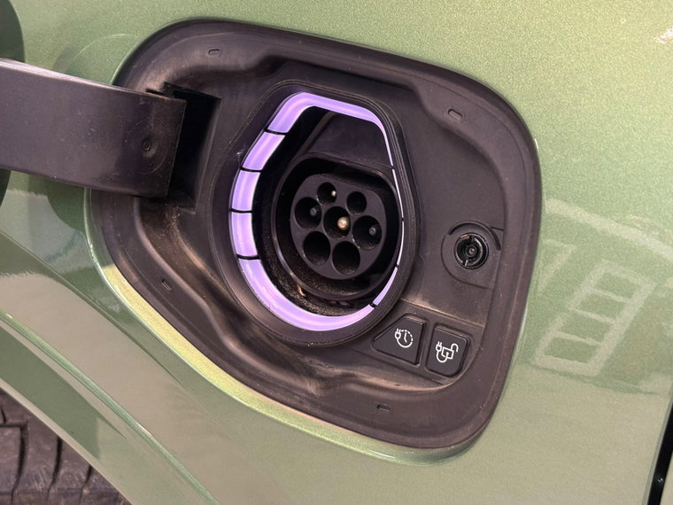 Vehicle Image 12