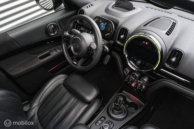 Vehicle Image 25