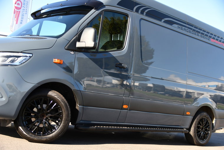 Vehicle Image 32