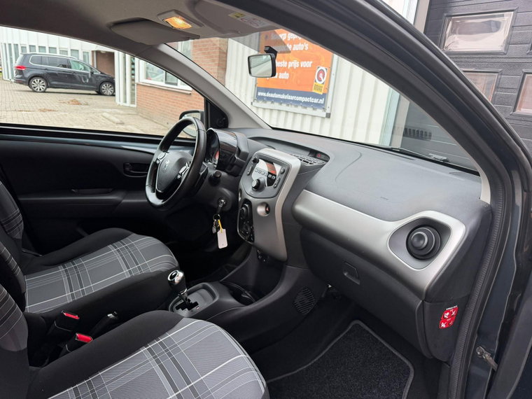Vehicle Image 25