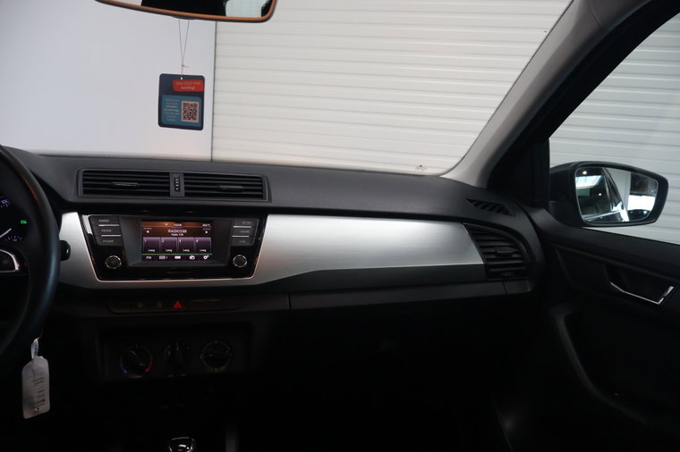 Vehicle Image 25