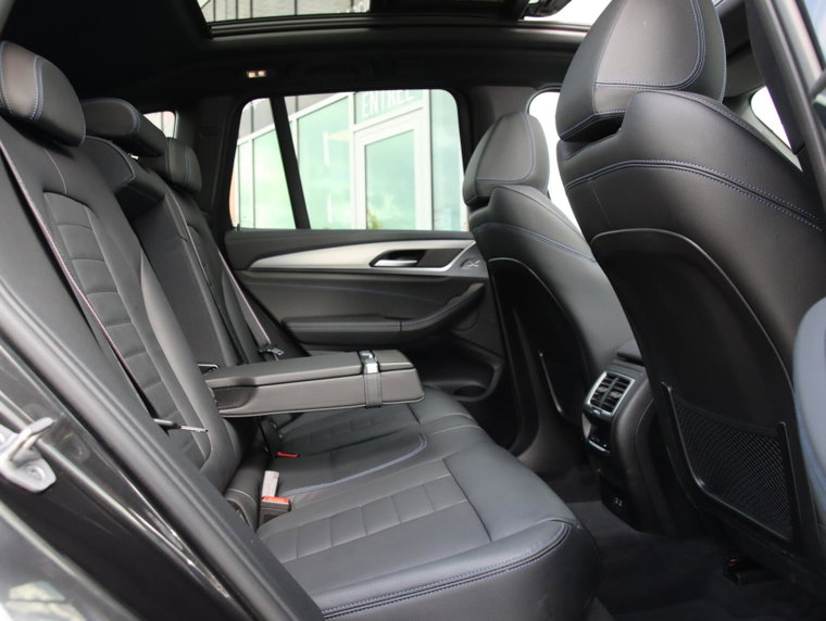Vehicle Image 32