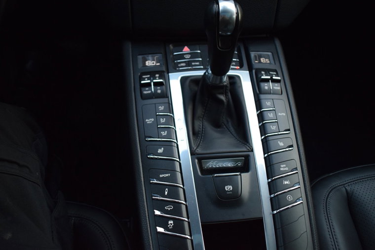 Vehicle Image 25