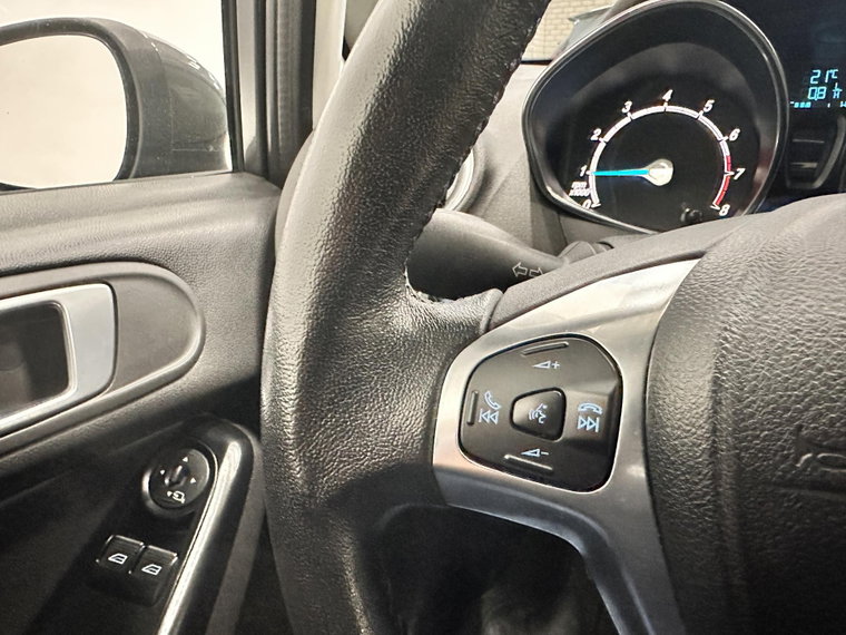Vehicle Image 25