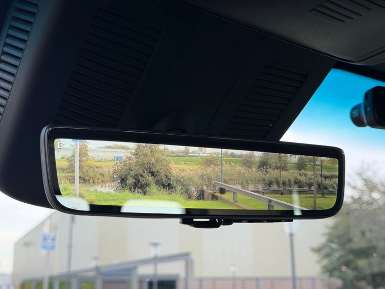 Vehicle Image 25